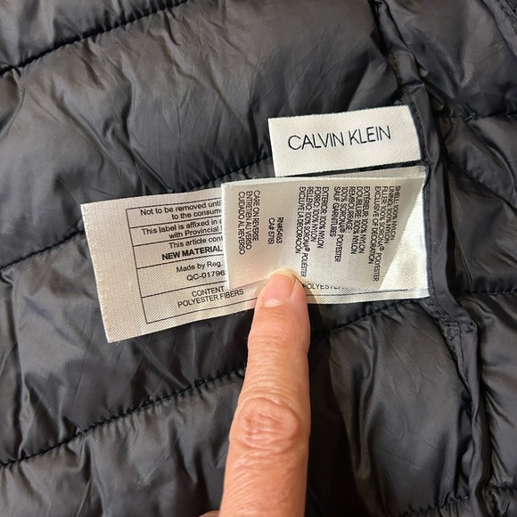 Calvin Klein Packable Puffer Black Jacket. Carry pouch attached. Nearly new Med. - Picture 10 of 12